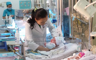 Cháu bé bị dao đâm xuyên hộp sọ được xuất viện