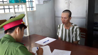 Đắk Nông: Nghi vợ ngoại tình, chồng tẩm xăng mưu sát vợ