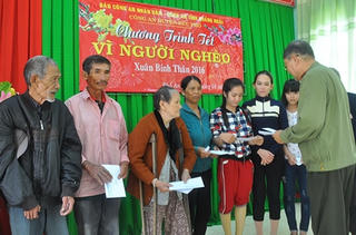 Đức Phổ (Quảng Ngãi): Tặng quà Tết cho gia đình chính sách, người nghèo