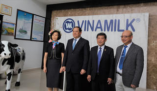 Phó Thủ tướng Lào thăm nhà máy sữa của Vinamilk