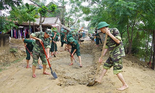 Bộ đội giúp dân khắc phục hậu quả lũ lụt