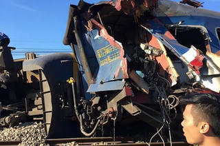 Tàu hỏa lật sau cú tông vào máy xúc