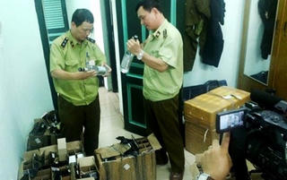 Hà Nội: Bắt lô thuốc lá và rượu ngoại nhập lậu qua đường hàng không