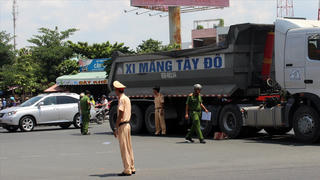 Bị xe đầu kéo cán ngang người, một phụ nữ tử vong