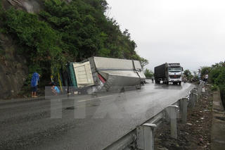 Xe tải lật nghiêng trên Quốc lộ 20, tài xế thoát chết