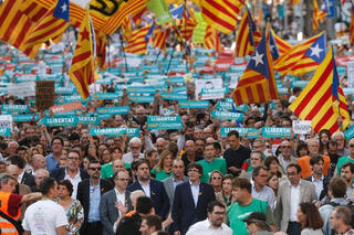 Tây Ban Nha tỏ thái độ rắn, xứ Catalan phản ứng