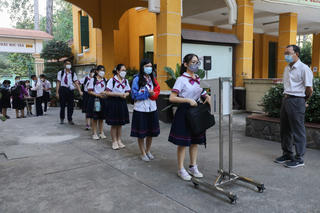 Gọi Covid-19 là 'bệnh lưu hành' hay 'bệnh đặc hữu'?