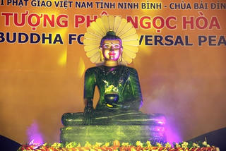 Nghìn người về chùa Bái Đính chiêm bái Phật ngọc lớn nhất thế giới