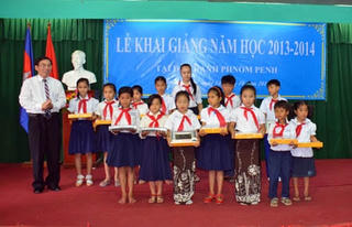 Học sinh người Việt tại Phnom Penh khai giảng năm học mới