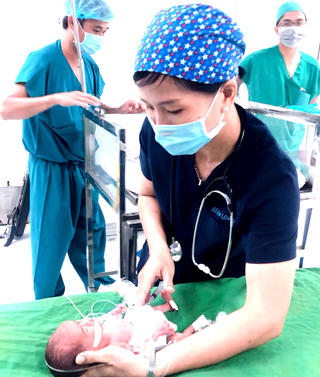 Cần Thơ: Phẫu thuật thành công bé 28 tuần tuổi sinh non bị thủng tạng 