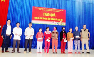 VP Báo Đại Đoàn Kết cùng nhà hảo tâm trao quà tại xã Tam Dân