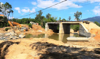 Người dân đi lại khó khăn vì cầu thi công chậm