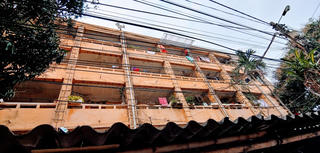 Sống trong những ngôi nhà chờ sập