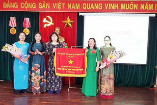 Hội LHPN tỉnh Gia Lai nhận Cờ thi đua của Thủ tướng Chính phủ
