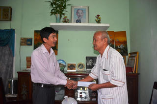 Thăm, tặng quà gia đình chính sách tại Sơn Tịnh, tỉnh Quảng Ngãi