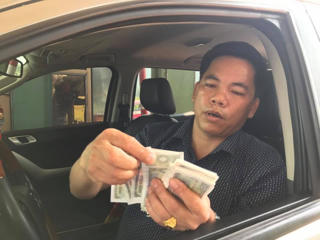 Tái diễn cảnh dân ‘vây’ trạm BOT cầu Rác bằng tiền lẻ