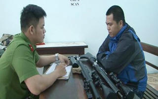 Mua linh kiện lắp ráp sung trái phép, bị bắt