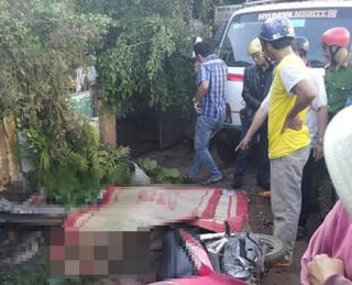 Đắk Lắk: Hai cha con bị ôtô tông thương vong khi dừng đèn đỏ