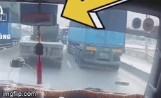 Va chạm 4 xe liên hoàn, hàng chục tấn tôn cuộn rơi xuống đường