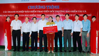 Quảng Ngãi:  Trao tiền bảo hiểm cho ngư dân