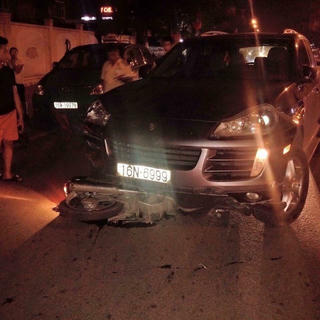 Xe sang Porsche đâm 4 xe máy làm 6 người bị thương