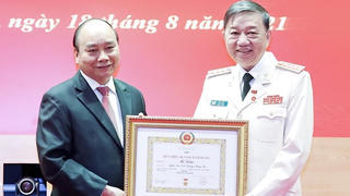 Chủ tịch nước trao Huy hiệu 30, 40 năm tuổi Đảng cho lãnh đạo Công an