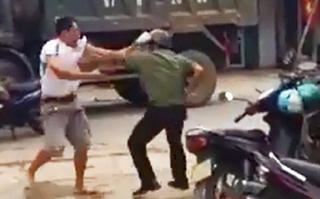 Đang đánh cầu lông, Trưởng Công an thị trấn bị đâm