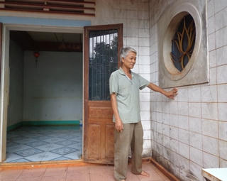 Côn đồ ném bom xăng phóng hỏa, 36 công nhân chạy thoát