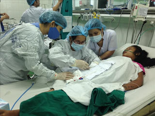 Bị ong vò vẽ đốt, 2 trẻ nguy kịch