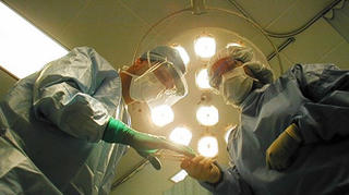 Bật nhạc trong phòng mổ: Kết quả trái chiều