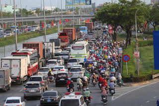 Ô tô vào nội đô: Cân nhắc việc thu phí