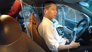 Taxi lắp vách ngăn bảo vệ: An toàn hay giảm khả năng thoát hiểm?
