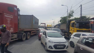 Tai nạn liên hoàn gây ùn tắc giao thông trên Quốc lộ 18A