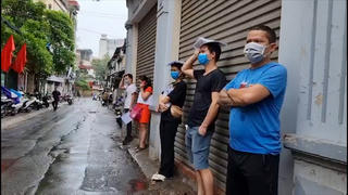 [VIDEO] Người dân vẫn đội mưa xếp hàng chờ xác nhận giấy đi đường trước khi có thông báo mới của thành phố