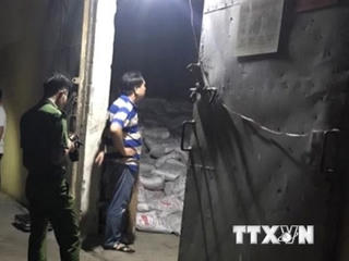 Bình Dương: Hàng trăm bao phân bón bị đổ làm 2 công nhân tử vong