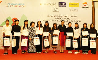 Trao học bổng Vừ A Dính cho con em dân tộc thiểu số