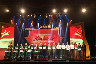 Sâu lắng đầy cảm xúc trong đêm nhạc tri ân ‘Màu hoa đỏ’