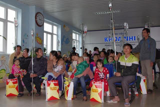 Báo Đại Đoàn Kết chung tay mang Tết ấm đến trẻ em nghèo Viện K