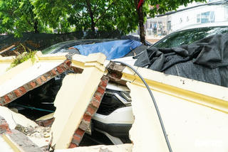 Vụ bức tường trường mầm non đổ sập đè bẹp 13 ô tô: Ai là người bồi thường?