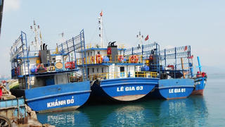 Tàu vỏ thép nằm bờ