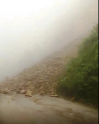 Hà Tĩnh: Quốc lộ 8A sạt lở nghiêm trọng, giao thông ách tắc hoàn toàn