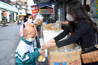 Cùng nhau vượt khó