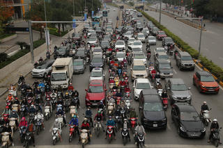 Đường phố Hà Nội đông đúc ngày đầu tuần