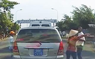 Dàn cảnh cạy cửa ôtô biển xanh trộm tài sản