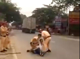 CSGT nổ súng khống chế nam thanh niên vác dao chém