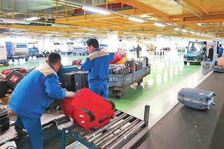 Lật tẩy chiêu trò nhân viên giám sát sân bay trộm tài sản