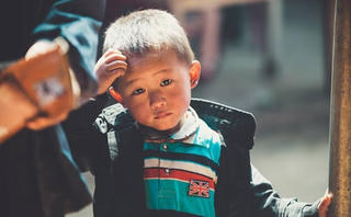 [ẢNH]: Theo mẹ xuống chợ