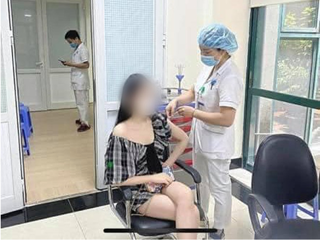 Giám đốc BV Hữu Nghị lên tiếng việc cô gái ‘khoe’ được tiêm vaccine Covid-19 của Pfizer