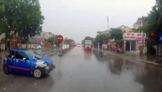 [VIDEO] Xe con văng như quả bóng giữa hai xe tải vì đường trơn trượt, hạn chế tầm nhìn