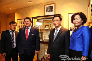 Phó Thủ tướng Vương Đình Huệ thăm nơi lưu niệm Chủ tịch Hồ Chí Minh tại Boston